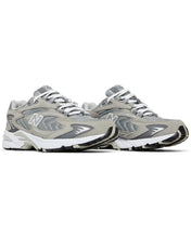 Load image into Gallery viewer, New Balance 725 in Grey - Bisy Clothing