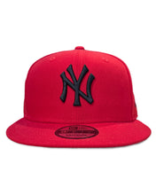 Load image into Gallery viewer, New Era New York Yankees 950 Snapback Cap in Red / Black - Bisy Clothing