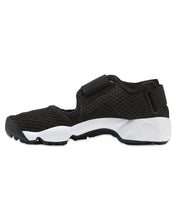 Load image into Gallery viewer, Nike Rift Boys in Black GS (2024) - Bisy Clothing