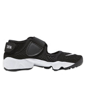 Load image into Gallery viewer, Nike Rift Boys in Black GS (2024) - Bisy Clothing