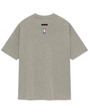 將圖片載入圖庫檢視器 Essentials Fear of God x NBA Chicago Bulls Tee Warm Heather (2024)