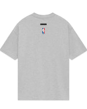 將圖片載入圖庫檢視器 Essentials Fear of God x NBA NY Knicks Tee Warm Heather (2024)