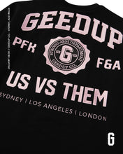 將圖片載入圖庫檢視器 Geedup Strong Arm Department Crewneck in Black and Pink (2024)