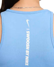 將圖片載入圖庫檢視器 NIKE NSW Swoosh Tank Top in University Blue