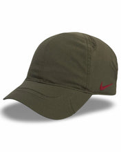將圖片載入圖庫檢視器 Nike x Nocta S.S.C Cardinal Cap in Khaki and Red (2025)
