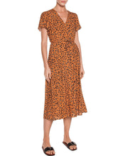 將圖片載入圖庫檢視器 Veronika Maine Tan Leopard V Neck Midi Dress