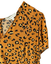 將圖片載入圖庫檢視器 Veronika Maine Tan Leopard V Neck Midi Dress