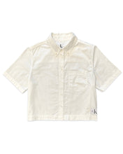 將圖片載入圖庫檢視器 Calvin Klein Jeans Cropped Short Sleeve Shirt in White - Bisy Clothing