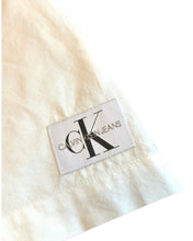 將圖片載入圖庫檢視器 Calvin Klein Jeans Cropped Short Sleeve Shirt in White - Bisy Clothing