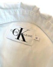 將圖片載入圖庫檢視器 Calvin Klein Jeans Cropped Short Sleeve Shirt in White - Bisy Clothing