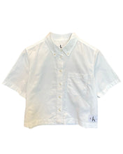 將圖片載入圖庫檢視器 Calvin Klein Jeans Cropped Short Sleeve Shirt in White - Bisy Clothing