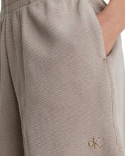將圖片載入圖庫檢視器 Calvin Klein Jeans Relaxed Waffle Cotton Shorts Shittake Brown - Bisy Clothing