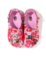 將圖片載入圖庫檢視器 Crocs Classic Clog x BAPE A Bathing Ape Classic Clog in Camo Pink - Bisy Clothing