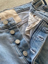 將圖片載入圖庫檢視器 MOTHER Size 29 Superior Denim Distressed Jeans in Light Blue - Bisy Clothing
