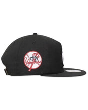 Load image into Gallery viewer, New Era Golfer New York Yankees Chenille Strapback in Black