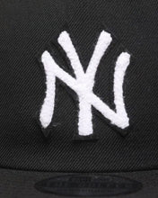 Load image into Gallery viewer, New Era Golfer New York Yankees Chenille Strapback in Black