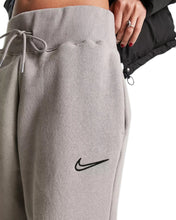 將圖片載入圖庫檢視器 Nike Midi Swoosh Phoenix Fleece Track Pant in Brown  ⏐ Size XL