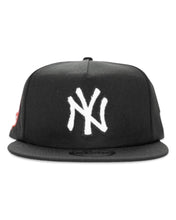 將圖片載入圖庫檢視器 New Era Golfer New York Yankees Chenille Strapback in Black