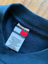 將圖片載入圖庫檢視器 TOMMY HILFIGER Size M Vintage Spellout &amp; Crest Navy T-Shirt Men&#39;s MAR8821 - Bisy Clothing