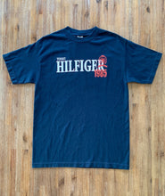 將圖片載入圖庫檢視器 TOMMY HILFIGER Size M Vintage Spellout &amp; Crest Navy T-Shirt Men&#39;s MAR8821 - Bisy Clothing