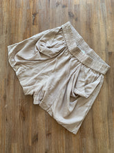 將圖片載入圖庫檢視器 Witchery Flow Dress Shorts in Brown Womens ⏐ Size 8