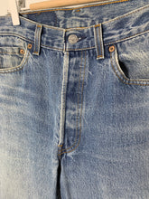 Load image into Gallery viewer, LEVIS Size W28 Vintage High Waisted Denim Bluen Jeans JUN2121