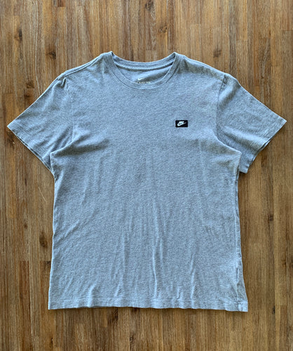 NIKE Size L Pocket Emroidery T-shirt in Grey MAR8-21