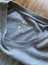 Load image into Gallery viewer, NIKE Size L Pocket Emroidery T-shirt in Grey MAR8-21