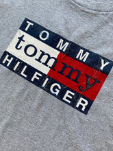 將圖片載入圖庫檢視器 TOMMY HILFIGER Size M Vintage Bootleg Flag Logo T-shirt in Grey MAR8621