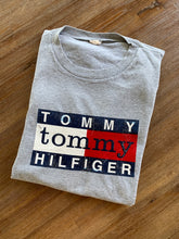 將圖片載入圖庫檢視器 TOMMY HILFIGER Size M Vintage Bootleg Flag Logo T-shirt in Grey MAR8621