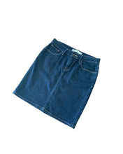 Load image into Gallery viewer, LEVIS Size 28 Denim Skirt in Navy Blue Womens OCT1321