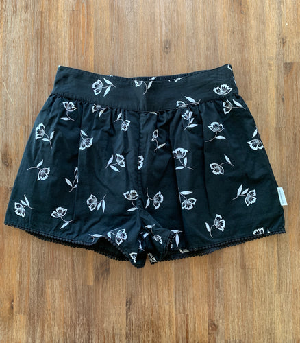 Country Road Floral  Shorts in Black Womens ⏐ Size S